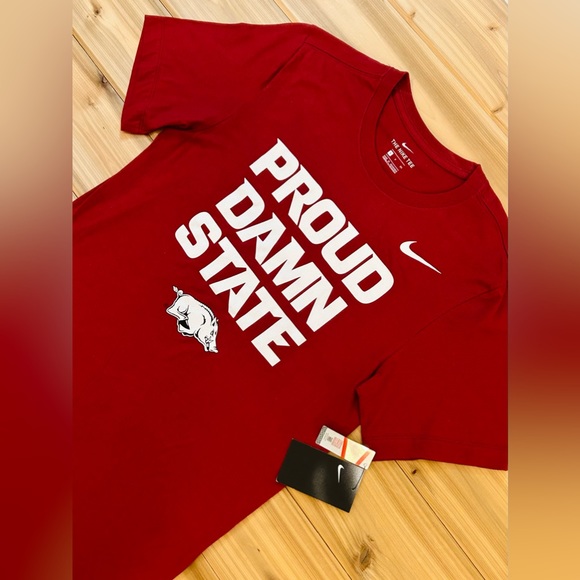 NWT ARKANSAS RAZORBACKS NIKE ATHLETIC CUT TEE CARDINAL RED SIZE SMALL NEW - Picture 2 of 8